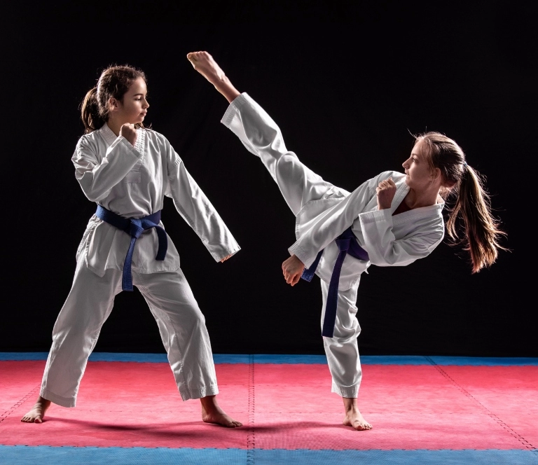 Dziewczynki trenujące karate